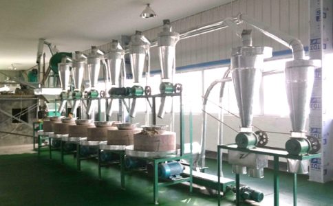 河南蘭考10噸級(jí)石磨面粉機(jī)客戶安裝現(xiàn)場(chǎng)圖